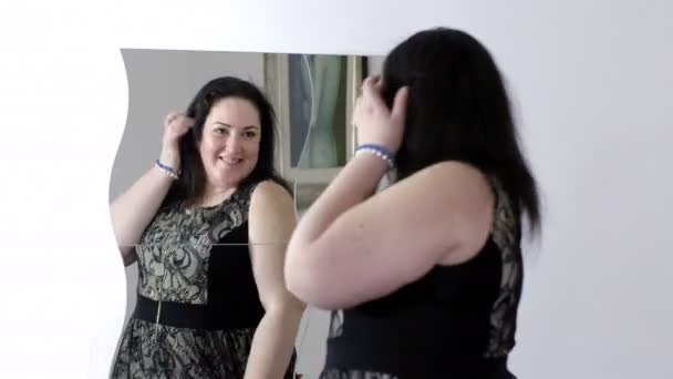 Overweight woman at the mirror — Stock Video