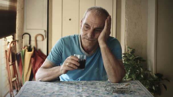 Smutny stary człowiek picia wina w domu: smutek, depresja — Wideo stockowe