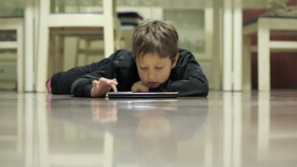 Niño jugando en una tableta PC — Vídeos de Stock