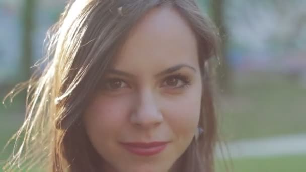 Porträt einer schönen Frau sieht sich lächelnd um — Stockvideo