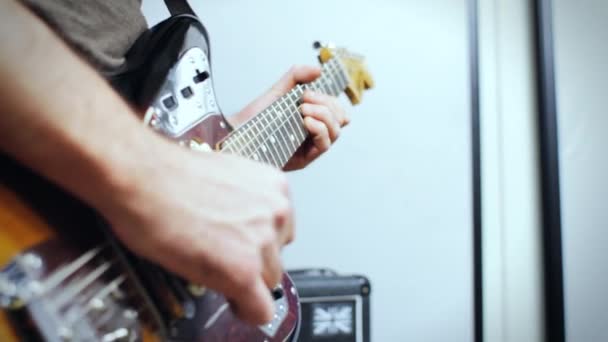 Músico tocando la guitarra eléctrica — Vídeo de stock