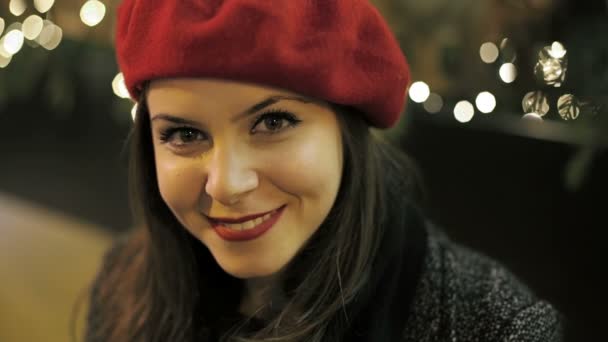 Lycklig kvinna med en röd hatt — Stockvideo