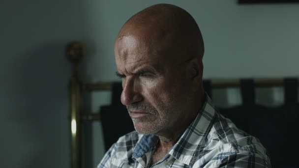 Trieste man met een paar problemen alleen zittend op het bed: eenzaamheid, paar crisis — Stockvideo