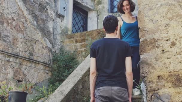 Giovane donna sorpresa dal suo fidanzato lo abbraccia e lo bacia — Video Stock