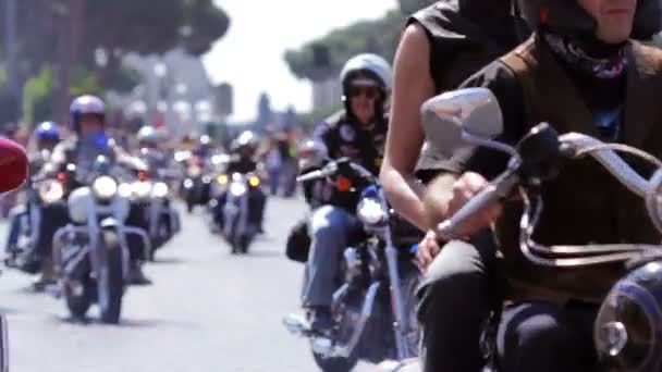 Parada rowerzystów motocykl Harley Davidson — Wideo stockowe