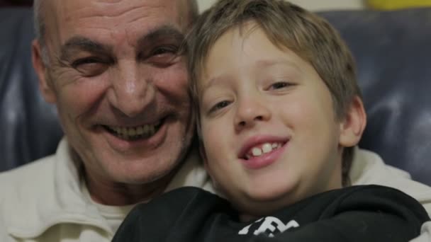 Grandfather and grandson laughing and looking at the camera -  old man and child — Stock video