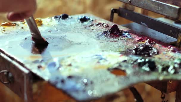 Malíř, míchání s barvami štětec — Stock video