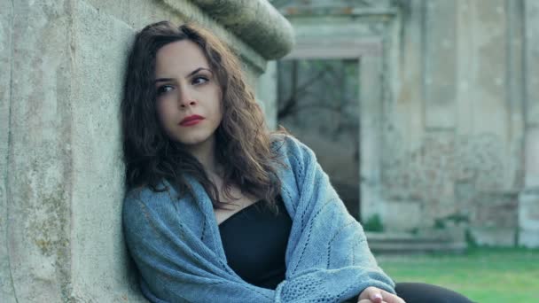 沉思、 悲伤的女人倚着大理石板 — 图库视频影像