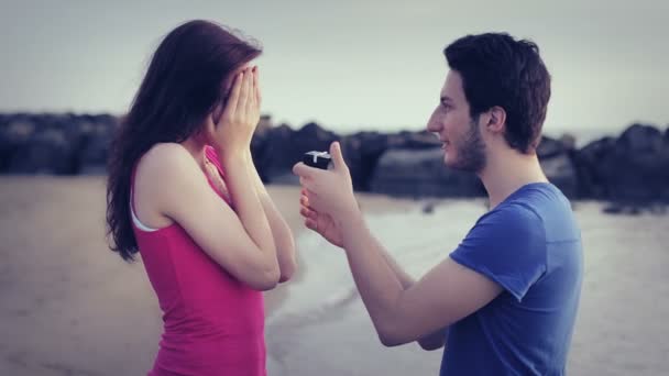 男性が女性に彼の愛を宣言します。 — ストック動画