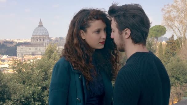 Lovers talking with st. Peter's dome in background: romantic couple talking, — Stockvideo