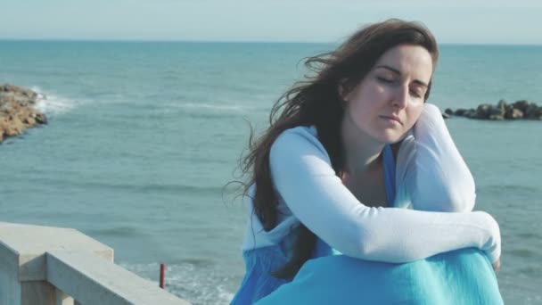 Sad woman near the sea — Stock Video