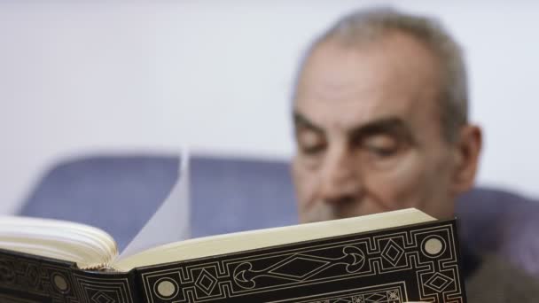 Ηλικιωμένος άνδρας διαβάζοντας τη Βίβλο στο σπίτι: θρησκεία, ο Θεός, ο Χριστιανισμός, — Αρχείο Βίντεο