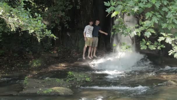 Dwa przyjaciel gej zabawy w pobliżu wodospad: miłość, homoseksualnych — Wideo stockowe