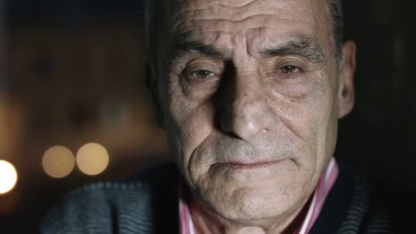 Вечерний портрет беспокойного и грустного старика: задумчивый человек — стоковое видео