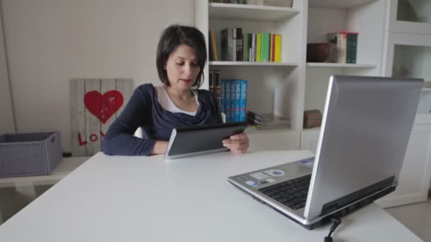 Girl chatting on the computer — Stock Video