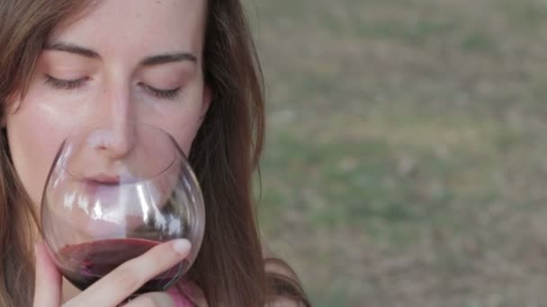 Chère femme boire du vin rouge — Video