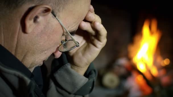 Hombre deprimido con fuego — Vídeos de Stock