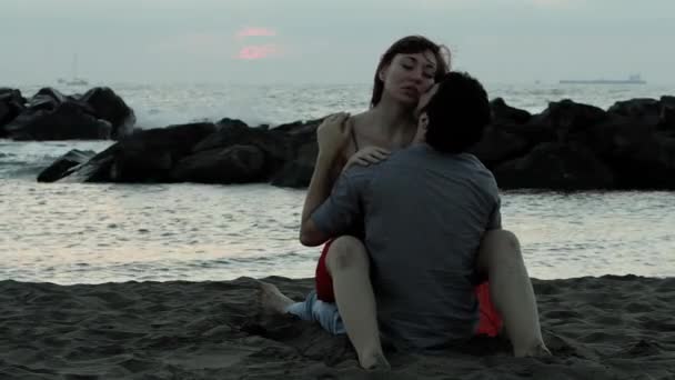 Pareja enamorada en la playa — Vídeo de stock
