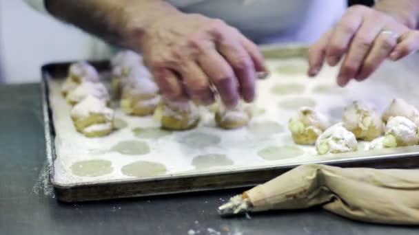 Gebak chef-kok voorbereiden room bladerdeeg — Stockvideo