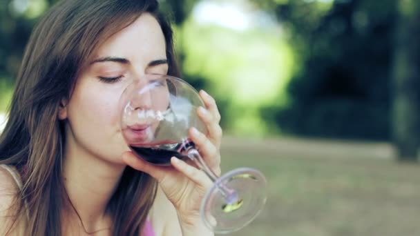 Mujer pensativa beber vino tinto — Vídeos de Stock
