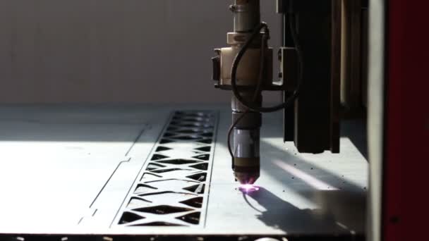 Máquina de plasma industrial de perforación de hierro — Vídeo de stock