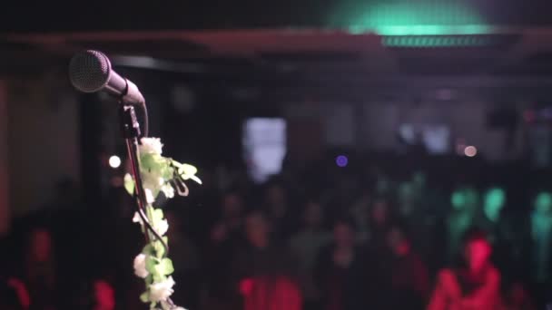 Public du concert rock : lumière, danse, écouter, musique, microphone, vérification sonore — Video