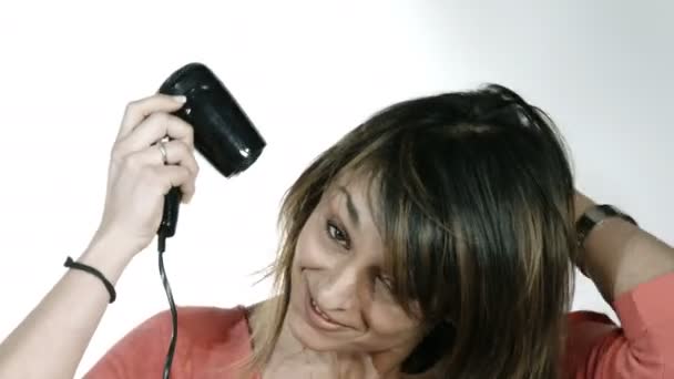Mujer joven secándose el pelo — Vídeo de stock