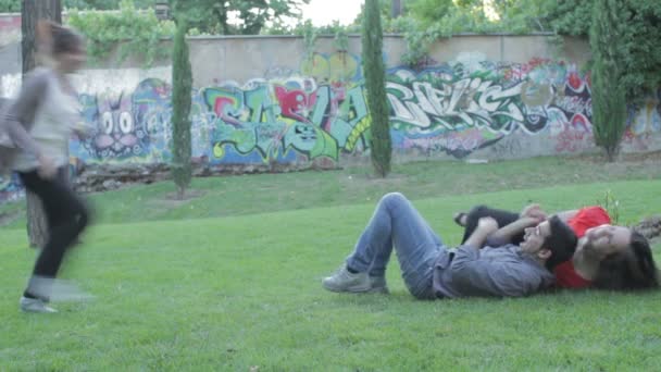 Groep jongens maakt een grap naar zijn vriend in het park — Stockvideo