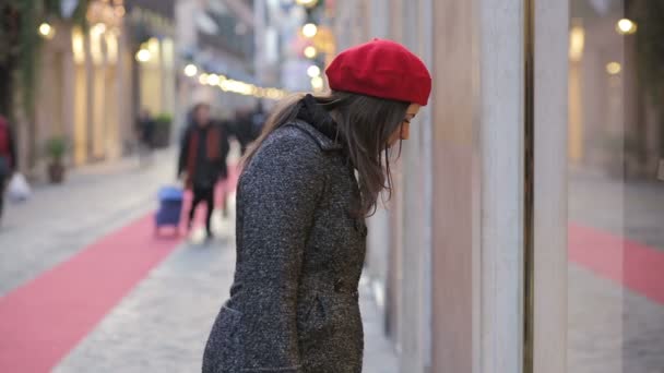 Femme regardant dans une vitrine — Video