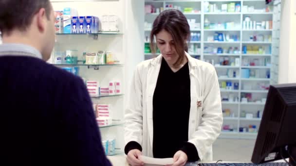 Farmacêutico a tomar medicamentos para o cliente — Vídeo de Stock