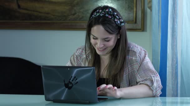 Vrouw met behulp van zakboekje computer — Stockvideo