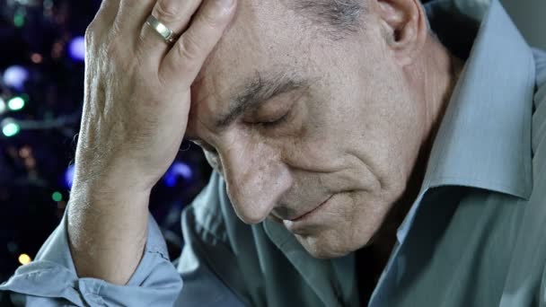 Depressed old man sitting alone during christmas: sadness and loneliness — Stock Video