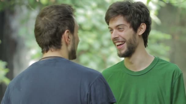 Två unga homosexuella mannen. Romantisk scen i en park — Stockvideo