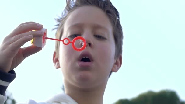 Niño que hace el ventilador de la burbuja: rallenty, cámara lenta — Vídeos de Stock