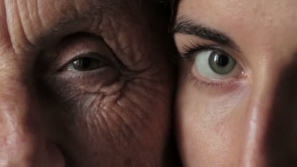 Старі та молоді очі - молоді очі близькі до старої жінки обличчям — стокове відео