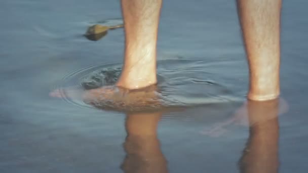 Homem andando no mar — Vídeo de Stock