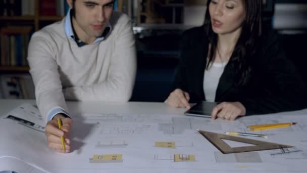 Architect teamwork: mensen bespreken over de blauwdruk en controleren van het — Stockvideo