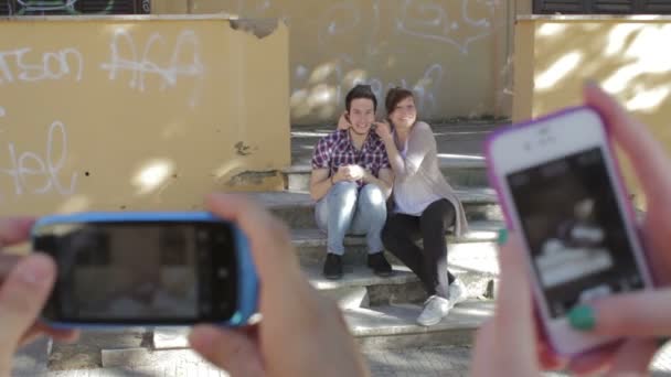 Dois caras brincando fazendo poses engraçadas - telefones celulares - foto - fazer rostos — Vídeo de Stock