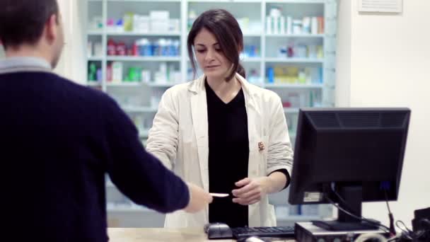 Φαρμακοποιός λήψη φάρμακα για τον πελάτη — Αρχείο Βίντεο