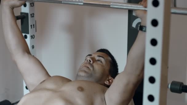 Бодибилдинг: взрослый мужчина использует вес упражнения в домашнем тренажерном зале — стоковое видео