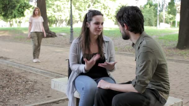 公園で別の女性を裏切る男は彼のガール フレンドによって発見されました。 — ストック動画