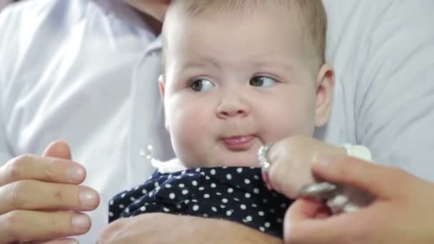 Gelukkig vader met babymeisje — Stockvideo