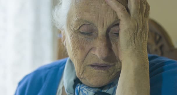 절망적 인 늙은 여자: 슬 프 고 걱정 된 여자 — 비디오