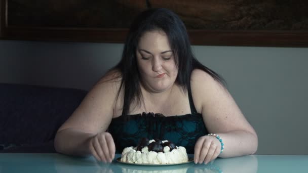 tlustá žena s žravost jíst dort: obezita, problémy s dietou, hmotnost problémy