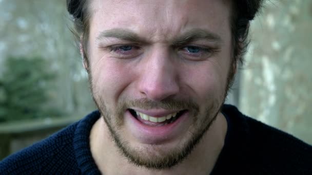 Zdesperowany mężczyzna płacze: przygnębiony młody człowiek płacze na miłość — Wideo stockowe
