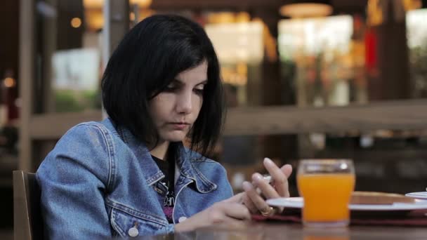 Young woman using smartphone — Stock Video