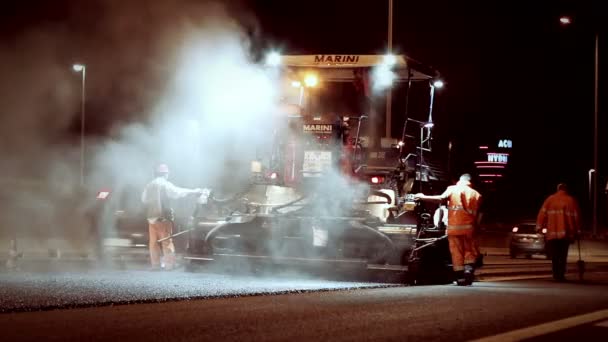 Bir otoban - bir karayolu üzerinde çalışma - asfalt katman makinenin kaldırım asfalt — Stok video