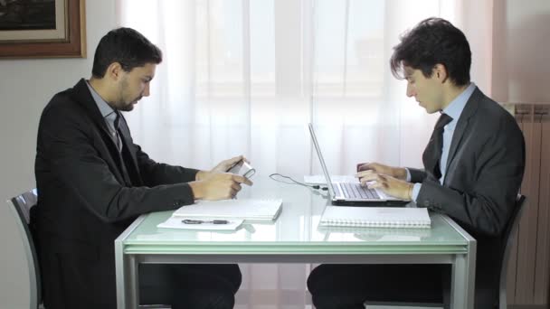 Zwei junge Geschäftsleute diskutieren Dokument im Touchpad — Stockvideo