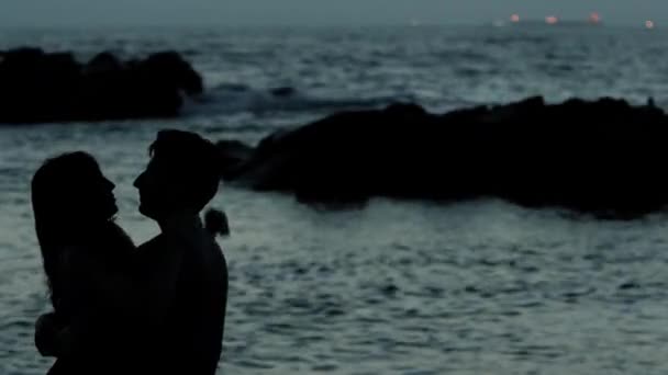 Romantic couple on the beach — Stock Video