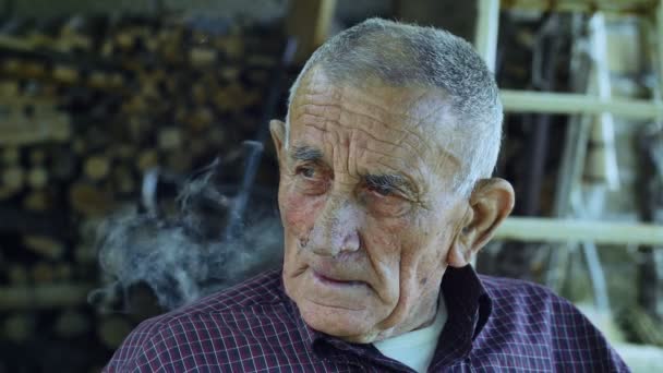 Старик курит сигарету — стоковое видео